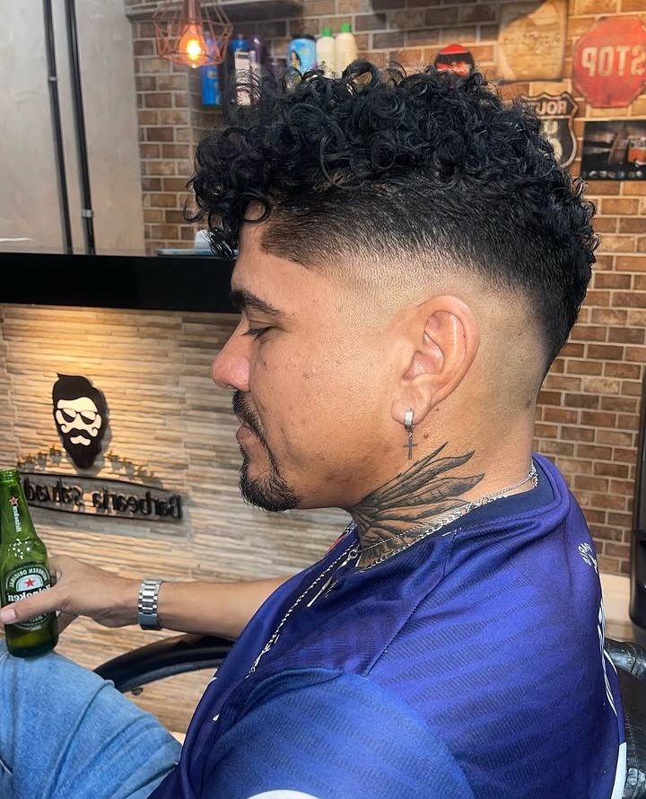 Corte cacheado com fade na Barbearia Salvador