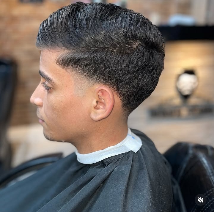 Corte com risco lateral na Barbearia Salvador